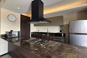 Frigorífico, microondas y utensilios de cocina