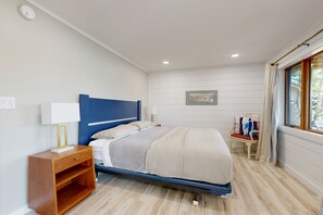 4 bedrooms, iron/ironing board, Internet, bed sheets - Spacious Lakefront Home with a Sandy Beach, Kayaks, and Stunning Panoramic Views (Dedham)