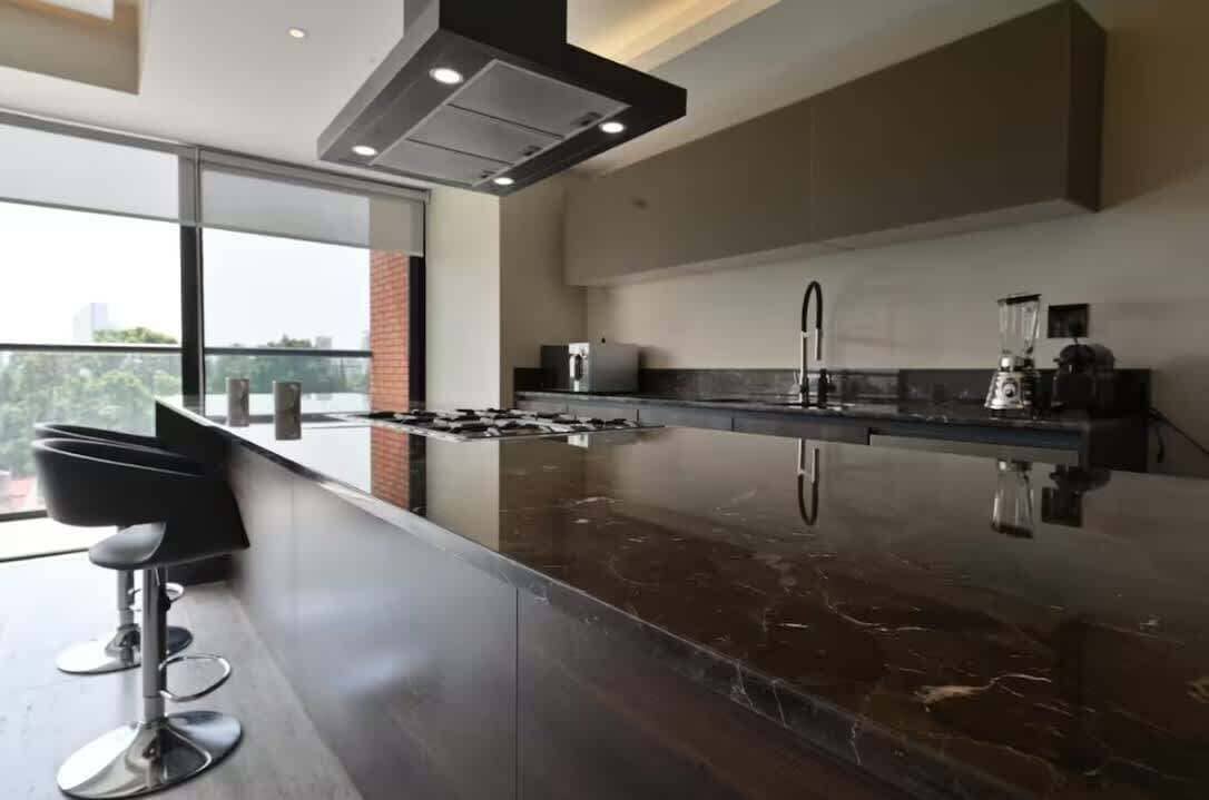 Réfrigérateur, micro-ondes, cafetière/bouilloire, blender