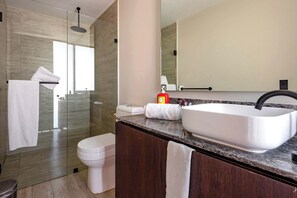 Shower - Experience Comfort with City Views (Guadalajara)
