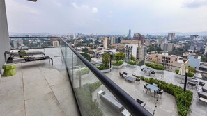 Outdoor dining - Experience Comfort with City Views (Guadalajara)