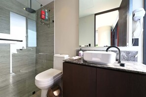 Dusche, Haartrockner, Shampoo