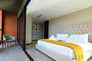 3 habitaciones, tabla de planchar con plancha, wifi y ropa de cama 