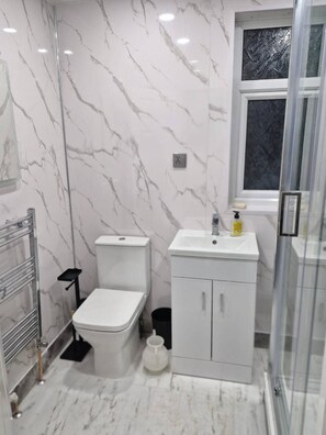 Douche, serviettes fournies
