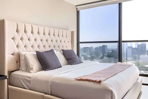 3 makuuhuonetta, silitysrauta/-lauta, vuodevaatteet