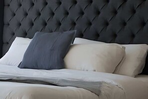 Tabla de planchar con plancha, wifi y ropa de cama 