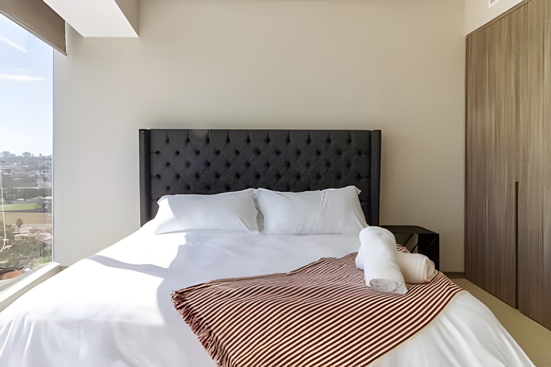 3 habitaciones, tabla de planchar con plancha y ropa de cama 