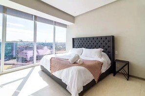 3 makuuhuonetta, silitysrauta/-lauta, vuodevaatteet