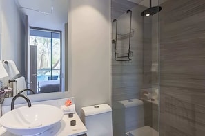 Shower, towels, shampoo