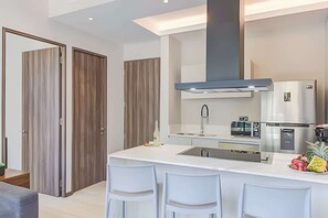 Kjøleskap, mikrobølgeovn og kjøkkenutstyr