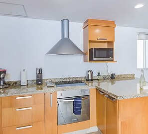 Réfrigérateur, micro-ondes, batterie de cuisine, vaisselle et ustensiles