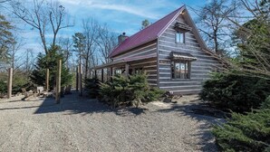 Een vakantiehuisje van hout met schuin dak en een veranda.