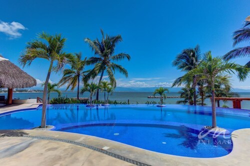 Waterfront condo w/ pool & beach access
