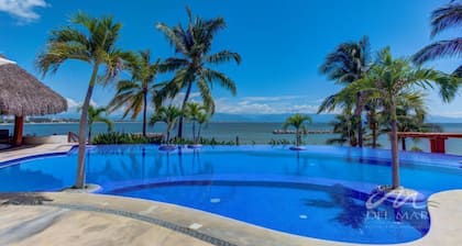 Waterfront condo w/ pool & beach access