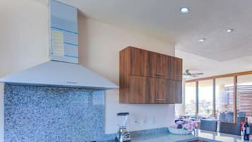 Fridge, microwave, stovetop, blender