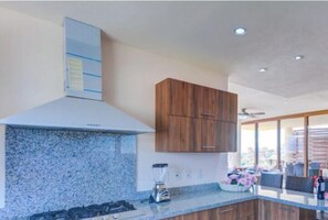 Frigorífico, microondas, placa de cocina y licuadora