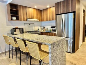 Kjøleskap, mikrobølgeovn og kjøkkenutstyr