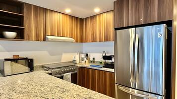 Kjøleskap, mikrobølgeovn og kjøkkenutstyr