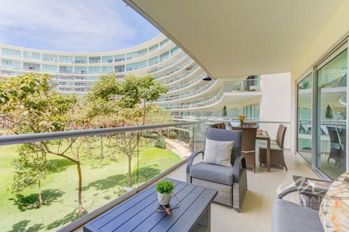 Coastal condo w/ shared pool & gym access