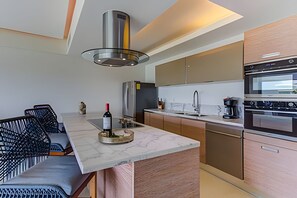 Refrigerador, microondas y utensilios de cocina