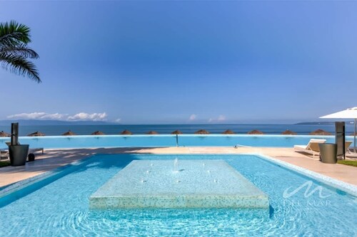 Beachfront condo w/ pool & patio