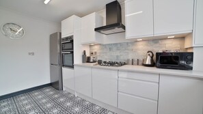 Fridge, microwave, oven, stovetop - Stunning & Spacious Home | Driveway | Sleeps 6! (Sleaford)