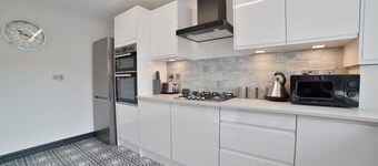 Stunning & Spacious Home | Driveway | Sleeps 6!