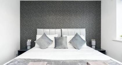Stunning & Spacious Home | Driveway | Sleeps 6!