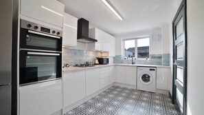 Een koelkast, een magnetron, een oven, een kookplaat