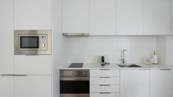 Cafetera y tetera, refrigerador, microondas y horno