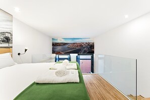 Tabla de planchar con plancha, internet y ropa de cama 