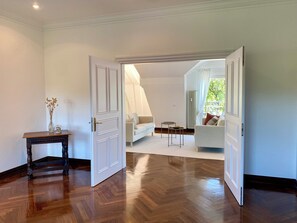 TV, DVD player - Spacious, light-flooded loft apartment with 2 terraces and views of the countryside (Krefeld)