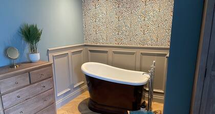 The Blacksmiths Shop hot tub Cottage