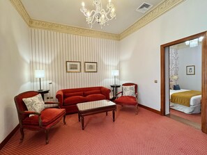 Suite Junior | 1 chambre, minibar contenant certains articles gratuits, coffre-fort