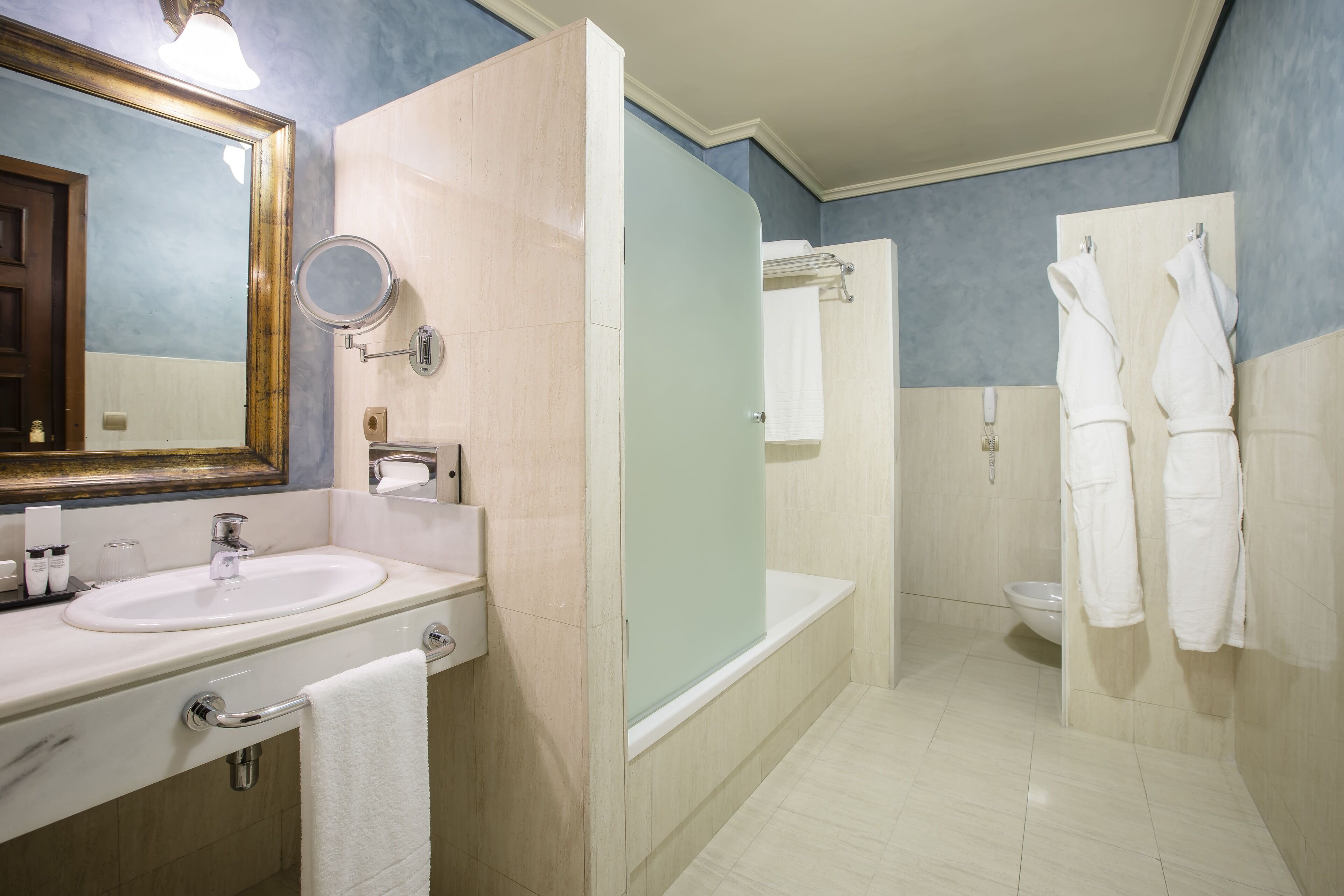 Une salle de bain moderne avec un lavabo, un miroir et un espace douche.