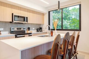 Kjøleskap, mikrobølgeovn, ovn og kokeplater