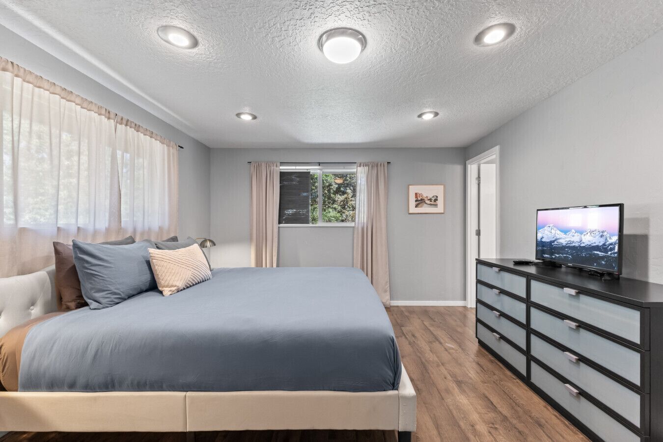 2 habitaciones, escritorio, tabla de planchar con plancha y wifi 