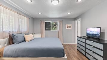 2 bedrooms, desk, iron/ironing board, WiFi