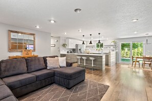 Televisión y chimenea 