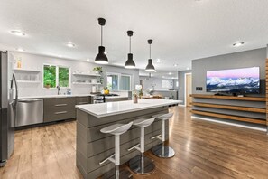 Refrigerador, microondas, horno y parrilla de estufa 