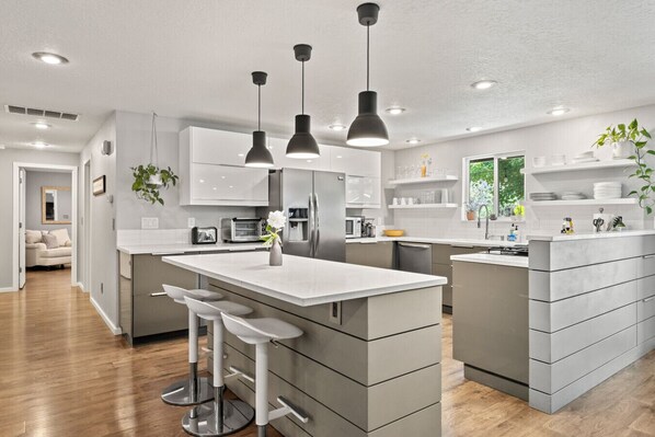 Refrigerador, microondas, horno, placa de cocina