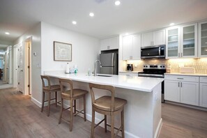 Fridge, coffee/tea maker