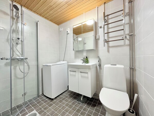 Comfort-Apartment, Balkon | Badezimmer