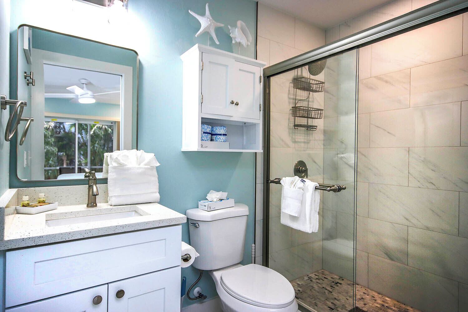Un baño con ducha, inodoro y lavamanos.