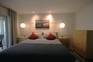 2 bedrooms, iron/ironing board, internet, bed sheets