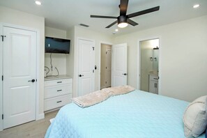2 bedrooms, iron/ironing board, internet, bed sheets - Unit C4 - Beachfront (Sanibel)