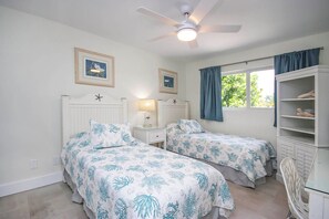 2 bedrooms, iron/ironing board, Internet, bed sheets - Unit F5 - Beachfront (Sanibel)