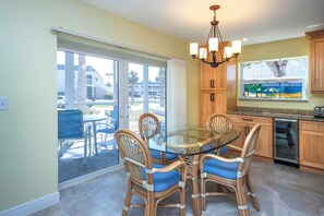Dining - Corner Unit with Gulf View (Sanibel)