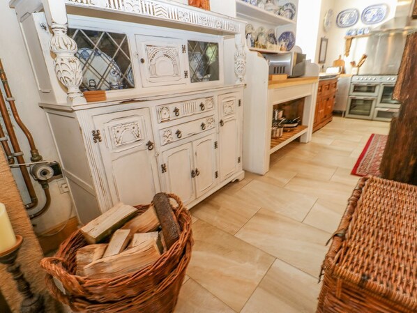 Dishwasher, cookware/dishes/utensils