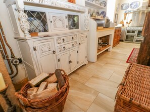 Dishwasher, cookware/dishes/utensils